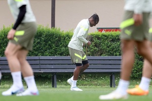 AC Milan: Rafael Leão trabalha no relvado mas ainda é dúvida para jogo frente ao Inter