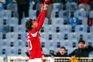 Crónica: ‘Revolução’ ao intervalo e bolas paradas salvam Benfica