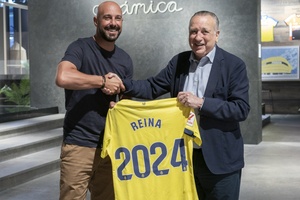 OFICIAL: Pepe Reina renova contrato e mantém-se como pilar do Villarreal
