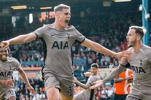 Inglaterra: Tottenham vence Luton Town com golo solitário de Micky Van de Ven