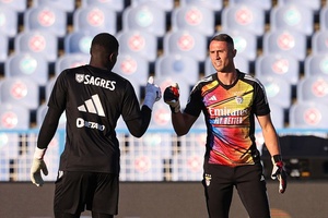 Samuel Soares é o dono da baliza, Aursnes o lateral esquerdo e Odysseas vê o jogo da bancada