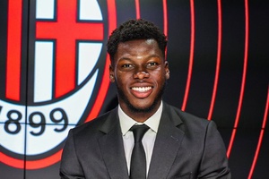 OFICIAL: Milan contrata médio norte-americano Yunus Musah ao Valência