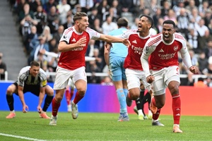 Arsenal vence Brentford por 2-0 e lidera a Premier League com cinco pontos sobre o City