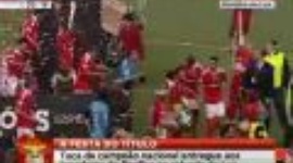 Taça de campeão nacional entregue aos jogadores do Benfica