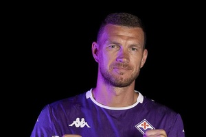 OFICIAL: Dzeko troca Fenerbahçe pela Fiorentina e pode ficar até 2027