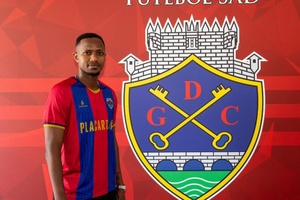 OFICIAL: Internacional sul-africano Cafú Phete reforça Desportivo de Chaves