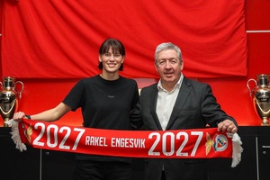 OFICIAL: Benfica reforça meio-campo com internacional norueguesa Rakel Engesvik