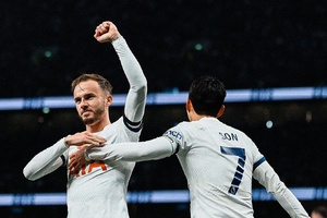Inglaterra: Tottenham vence Fulham, recupera liderança e Postegoglou faz história