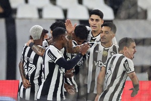 Botafogo de Renato Paiva goleia Internacional (4-0) e sobe na tabela do Brasileirão