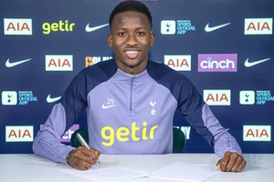 OFICIAL: Pape Sarr assegura futuro no Tottenham com renovação de contrato até 2030