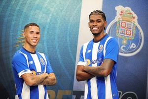 Mercado: Central e avançado brasileiros reforçam FC Porto B, Varela na equipa técnica