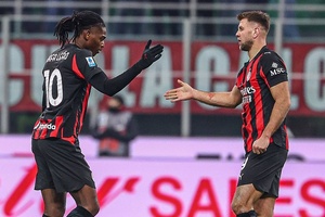 Rafael Leão salva AC Milan da derrota, mas Inter foge na liderança em Itália