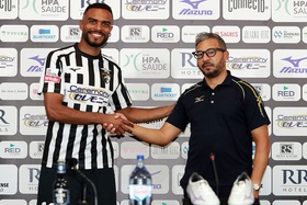 OFICIAL: Dener e Dennis Adeniran reforçam meio-campo do Portimonense