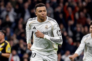 Penálti de Mbappé aos 90+10 dá vitória ao Real Madrid no dérbi com Rayo Vallecano