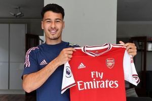 Inglaterra: Jovem brasileiro Gabriel Martinelli renova contrato com o Arsenal