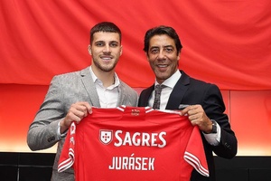 OFICIAL: Benfica contrata lateral esquerdo David Jurásek ao Slavia de Praga por 14 ME