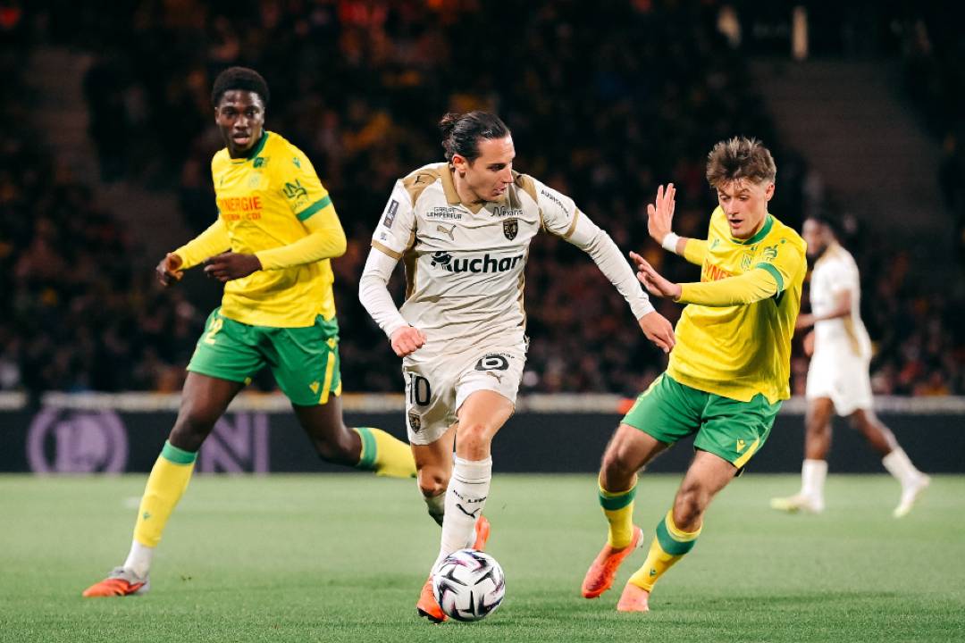 Nantes, de Luís Castro, perde em casa com o 'improvável' líder Lens