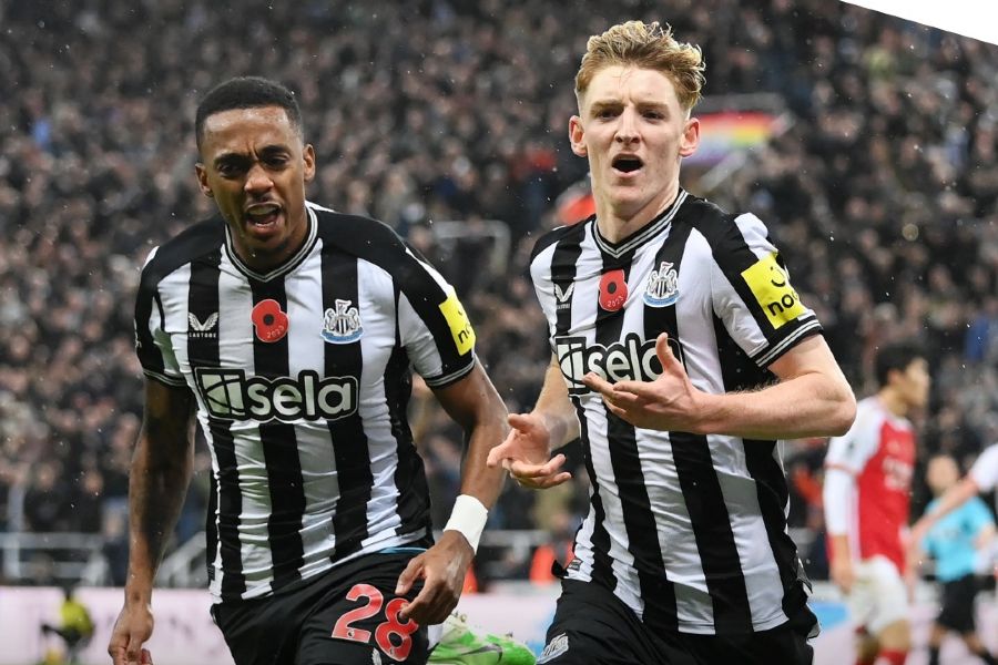 Inglaterra: Magpies derrubam Gunners no St. James Park com golo controverso validado pelo VAR