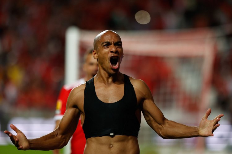 Crónica: Penálti ‘fora de horas’ salvou exibição aquém e Benfica continua líder