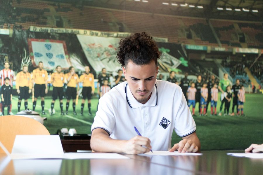OFICIAL: Diogo Outeiro chega para reforçar o lado esquerdo da defesa da Académica