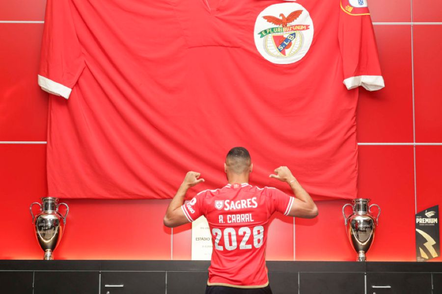 Ronaldo 'Fenómeno' deseja sorte a Arthur Cabral no Benfica: "Arrebenta Aí!"