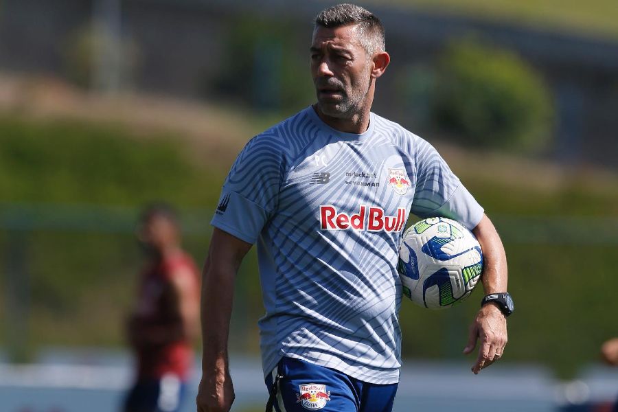 Caixinha vai continuar ao leme do Bragantino: "Em breve a negociação será finalizada"