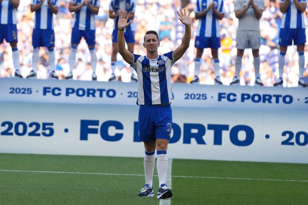Luuk de Jong reforça ataque do FC Porto antes do duelo com Atlético de Madrid