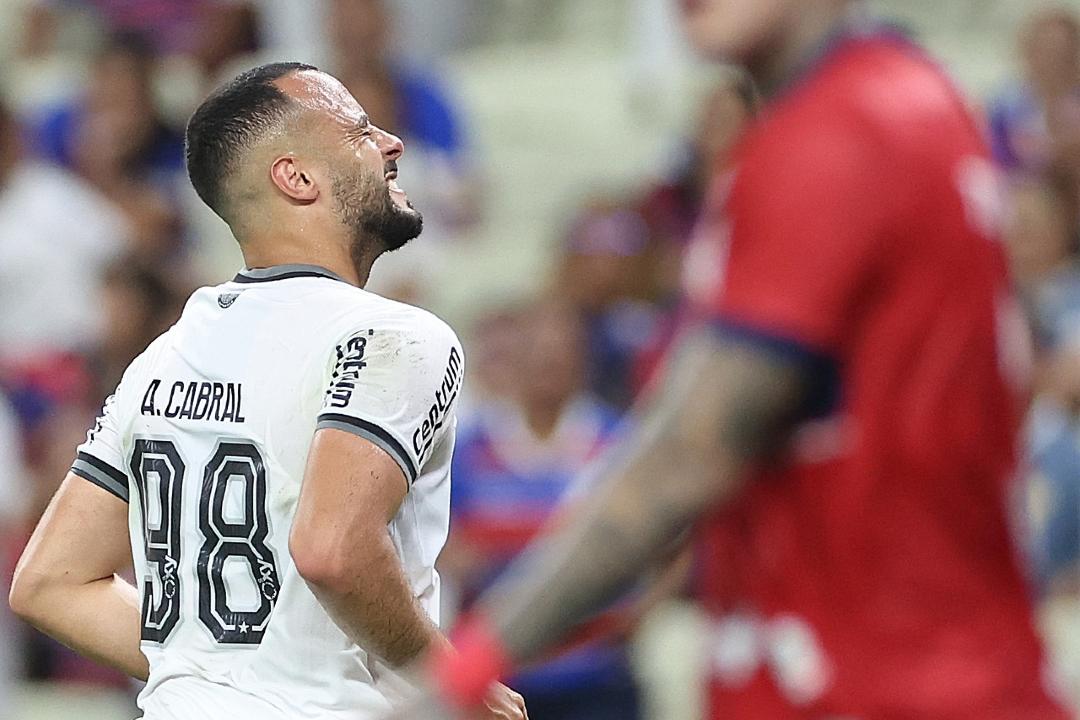Com Arthur Cabral em destaque, Botafogo goleia Fortaleza reduzido a 10
