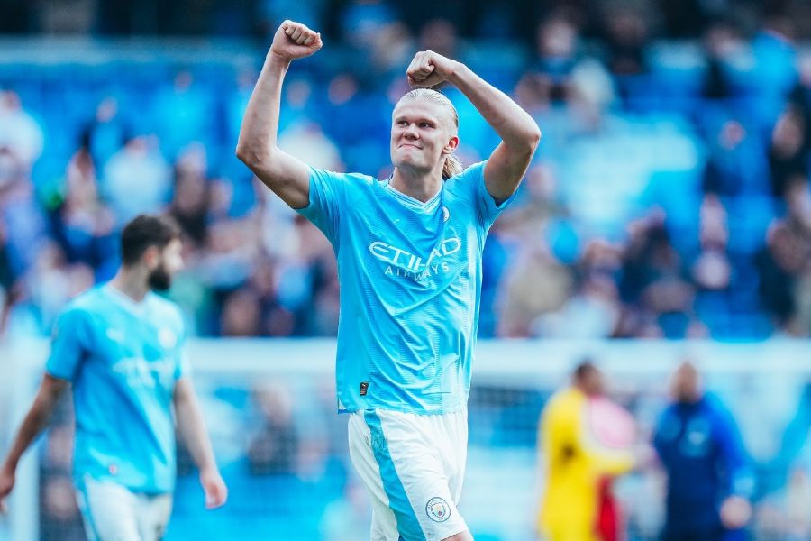 Man City é eliminado da Taça e Haaland salta do banco para pedir camisola de adversário