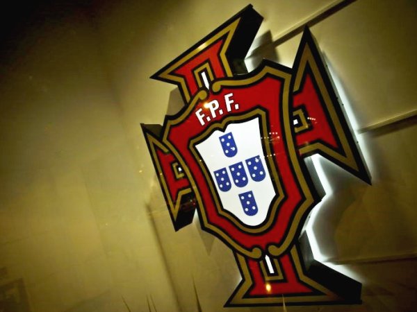 Futebol português homenageia vítimas do Elevador da Glória