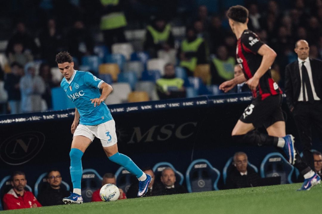Napoli vence AC Milan e aproxima-se do Inter na liderança