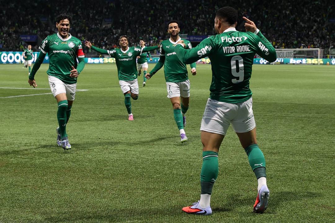 Palmeiras goleia Internacional e pressiona liderança do Flamengo