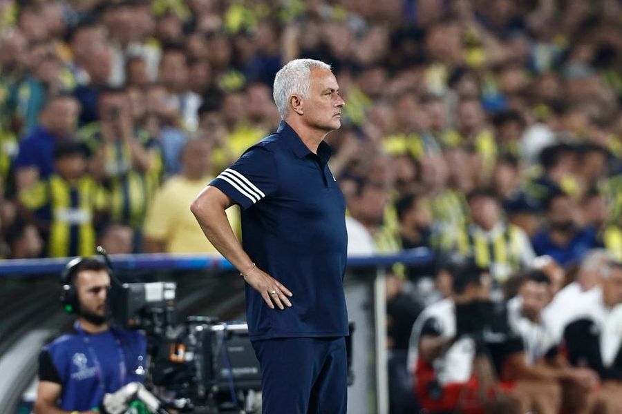 "Quem sou eu para criticar? Já joguei em Barcelona com 10 defesas", diz Mourinho