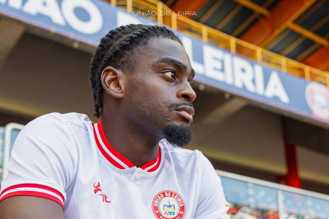 OFICIAL: Craque francês chega e avançado renova contrato com a U. Leiria