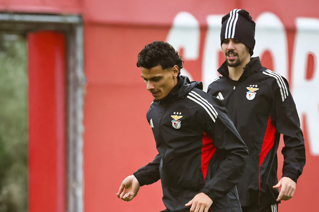 Alexander Bah e Richard Ríos integrados no treino do Benfica