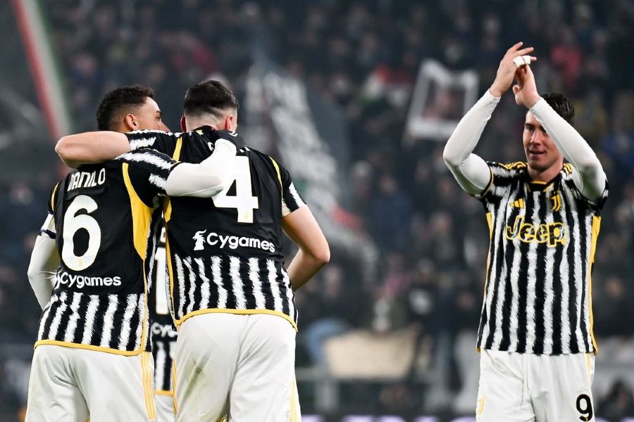 Juventus vence Nápoles e destrona, provisoriamente, Inter da liderança em Itália