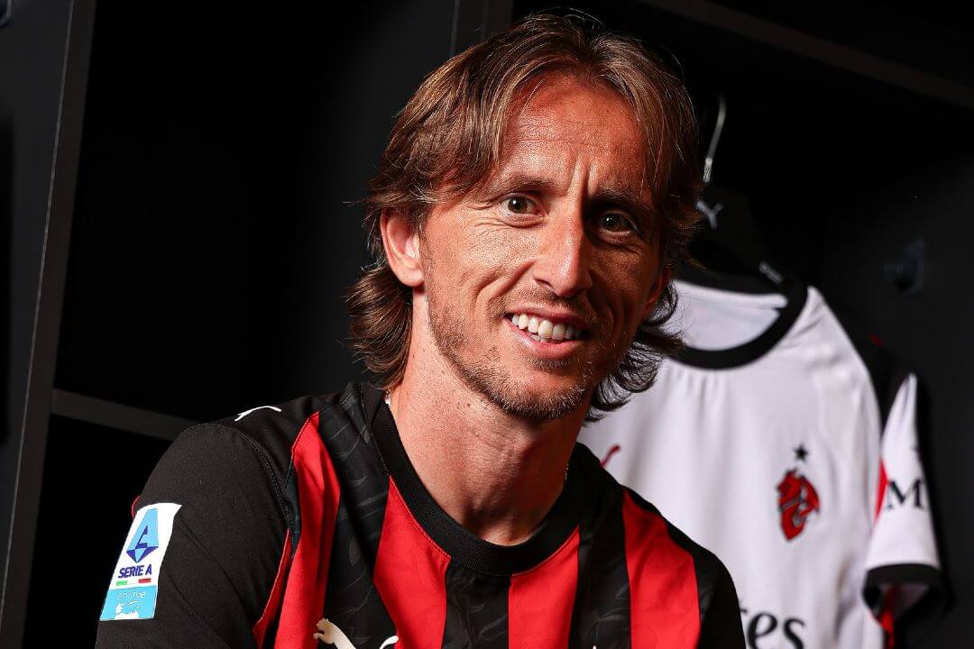 OFICIAL: Modric assina pelo Milan após 13 anos e 28 troféus no Real Madrid