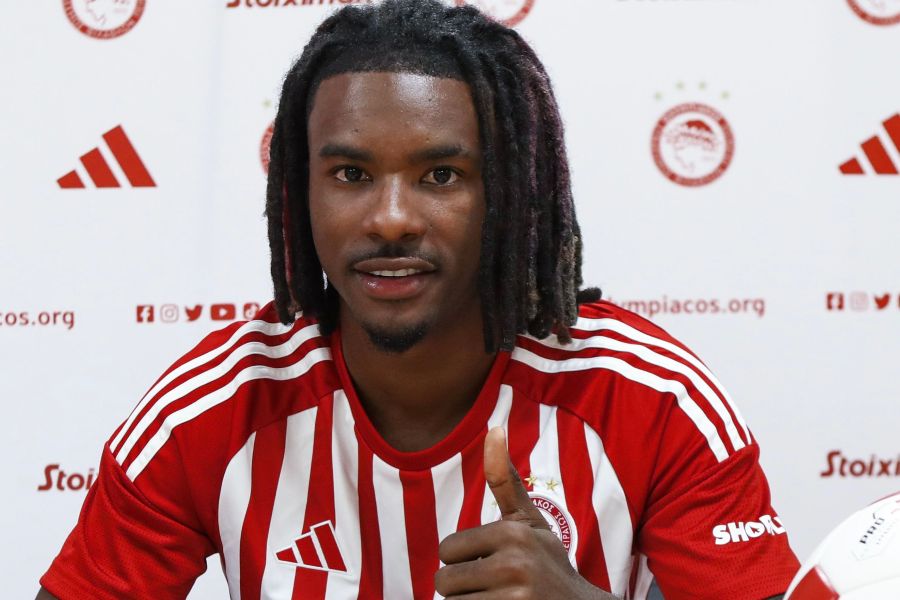 OFICIAL: Nottingham Forest empresta Omar Richards ao Olympiakos