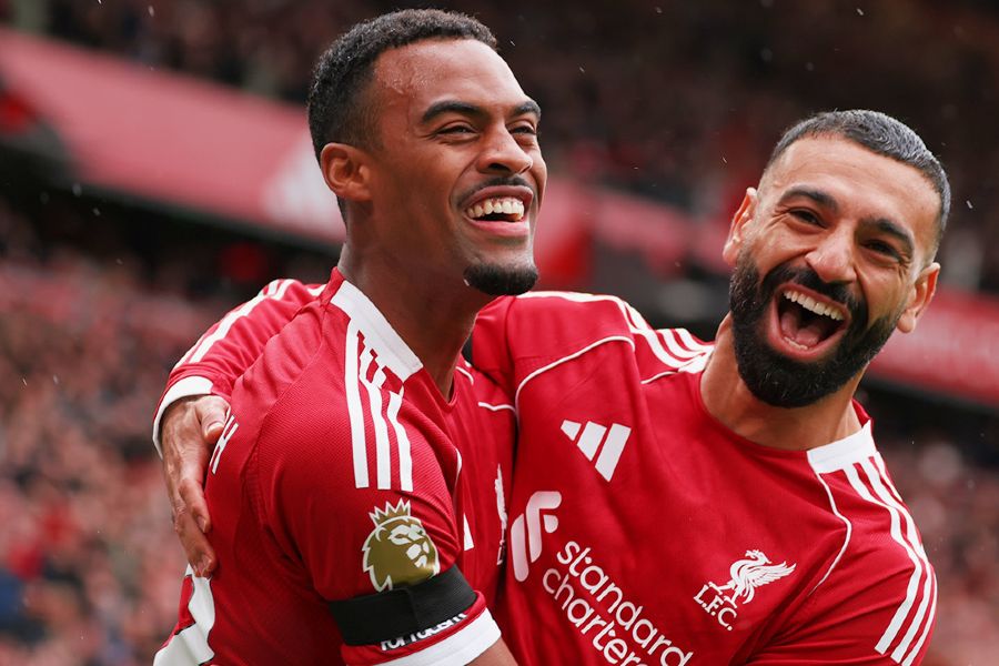 Liverpool sobrevive à pressão do Everton e reforça liderança