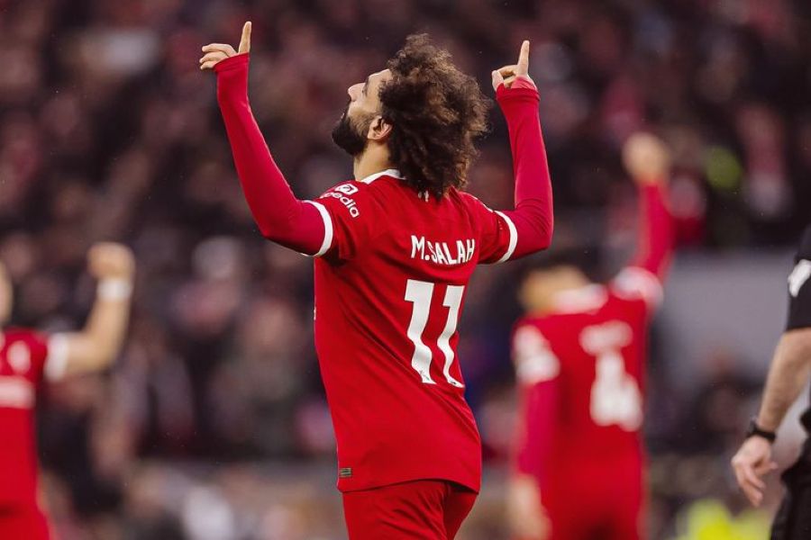 Liverpool vence Brentford, com bis de Salah, e alcança City no topo da Premier League