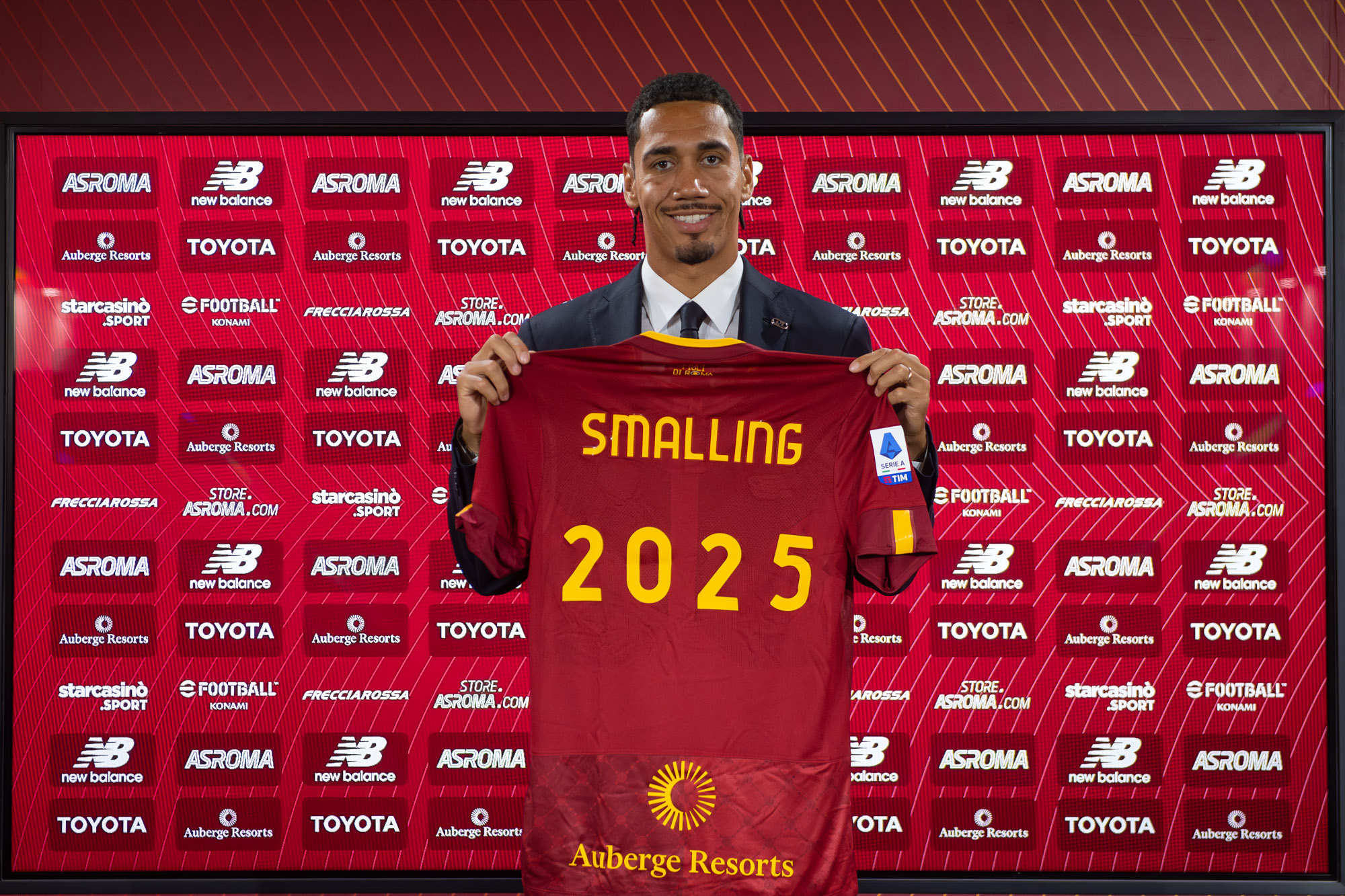 OFICIAL: Chris Smalling renova contrato com a Roma até 2025