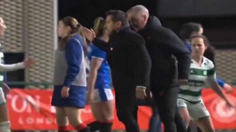 Adjunto do Rangers dá cabeçada em treinador do Celtic após golo de empate