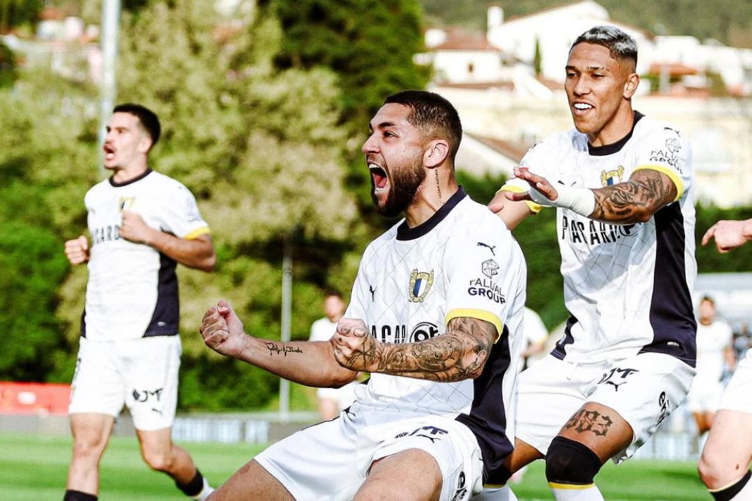 Famalicão vence Arouca em jogo marcado por três penáltis e expulsões