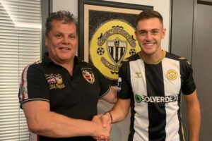OFICIAL: Nacional assegura Jordi Pola para o eixo defensivo