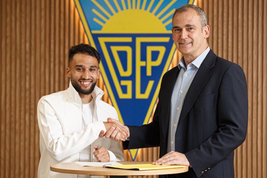 OFICIAL: Médio Rafik Guitane reforça Estoril Praia com contrato até 2026