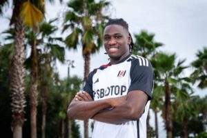 OFICIAL: Fulham de Marco Silva contrata defesa Calvin Bassey ao Ajax