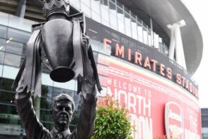 Arsenal: Gunners prestam homenagem a Arsène Wenger com estátua no exterior do Emirates