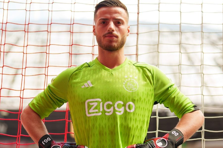 OFICIAL: Diant Ramaj reforça baliza do Ajax por oito milhões de euros