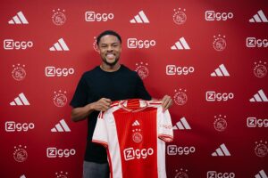 OFICIAL: Chuba Akpom, melhor marcador do Championship, é reforço do Ajax