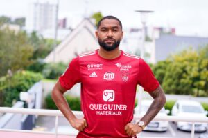 OFICIAL: Jordan Amavi regressa a França e assina pelo Brest